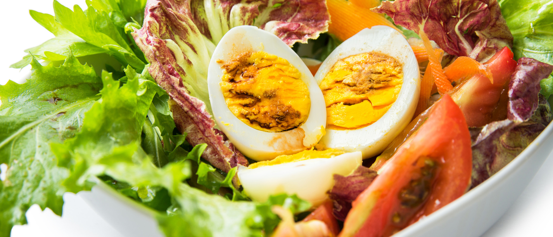 Insalata di verdure fresche e uova sode